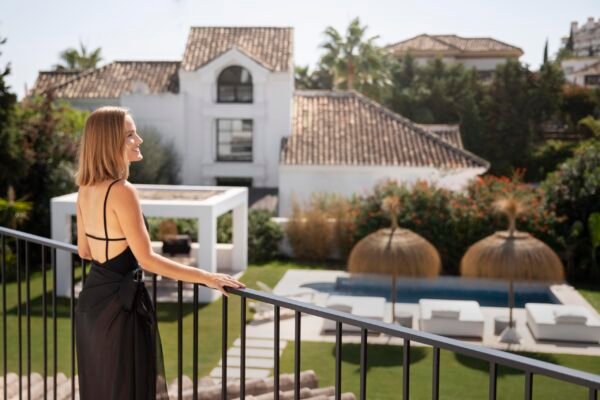 close-up-beautiful-woman-luxury-house_Immagine di freepik